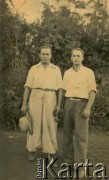 Lata 40., Wanda, Argentyna.
Franciszek Konert (1. z prawej) z nieznanym mężczyzną.
Fot. NN, udostępniła Maria Konert, reprodukcje cyfrowe w Bibliotece Polskiej im. Ignacego Domeyki w Buenos Aires (Biblioteca Polaca Ignacio Domeyko) i w Ośrodku KARTA w Warszawie 



