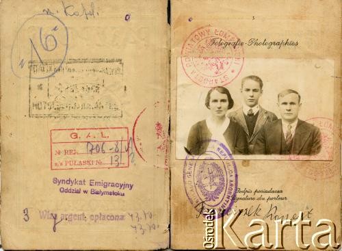 Lata 30., Polska.
Strona paszportowa ze zdjęciem rodziny Franciszka Konerta z Białegostoku. Wyemigrowali do Argentyny w 1938 roku.
Fot. NN, udostępniła Maria Konert, reprodukcje cyfrowe w Bibliotece Polskiej im. Ignacego Domeyki w Buenos Aires (Biblioteca Polaca Ignacio Domeyko) i w Ośrodku KARTA w Warszawie 



