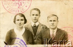 Lata 30., Polska.
Zdjęcie paszportowe polskich emigrantów - rodziny Franciszka Konerta z Białegostoku. Wyemigrowali do Argentyny w 1938 roku.
Fot. NN, udostępniła Maria Konert, reprodukcje cyfrowe w Bibliotece Polskiej im. Ignacego Domeyki w Buenos Aires (Biblioteca Polaca Ignacio Domeyko) i w Ośrodku KARTA w Warszawie 



