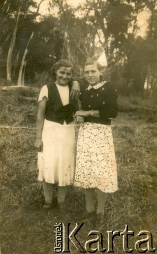 Lata 40., Gobernador Lanusse, Argentyna.
Maria Konert z d. Parnak z koleżanką.
Fot. NN, udostępniła Maria Konert, reprodukcje cyfrowe w Bibliotece Polskiej im. Ignacego Domeyki w Buenos Aires (Biblioteca Polaca Ignacio Domeyko) i w Ośrodku KARTA w Warszawie 



