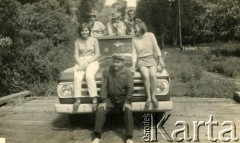 Lata 50., Wanda, Argentyna.
Na ciężarówce w okolicach Wandy. Pierwsza z lewej Maria Konert z d. Parnak.
Fot. NN, udostępniła Maria Konert, reprodukcje cyfrowe w Bibliotece Polskiej im. Ignacego Domeyki w Buenos Aires (Biblioteca Polaca Ignacio Domeyko) i w Ośrodku KARTA w Warszawie 



