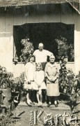 Lata 60., Wanda, Argentyna.
Bolesław i Maria Konert z d. Parnak z córką i matką przed domem w Wandzie.
Fot. NN, udostępniła Maria Konert, reprodukcje cyfrowe w Bibliotece Polskiej im. Ignacego Domeyki w Buenos Aires (Biblioteca Polaca Ignacio Domeyko) i w Ośrodku KARTA w Warszawie 

