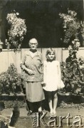 Lata 60., Wanda, Argentyna.
Helena Konert z wnuczką przed domem.
Fot. NN, udostępniła Maria Konert, reprodukcje cyfrowe w Bibliotece Polskiej im. Ignacego Domeyki w Buenos Aires (Biblioteca Polaca Ignacio Domeyko) i w Ośrodku KARTA w Warszawie 

