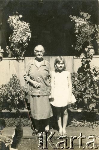 Lata 60., Wanda, Argentyna.
Helena Konert z wnuczką przed domem.
Fot. NN, udostępniła Maria Konert, reprodukcje cyfrowe w Bibliotece Polskiej im. Ignacego Domeyki w Buenos Aires (Biblioteca Polaca Ignacio Domeyko) i w Ośrodku KARTA w Warszawie 

