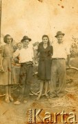 Lata 50., Gobernador Lanusse lub Wanda, Misiones, Argentyna.
Siostry Jeleń z narzeczonymi.
Fot. NN, zbiory Heleny Sawicki, reprodukcje cyfrowe w Bibliotece Polskiej im. Ignacego Domeyki w Buenos Aires (Biblioteca Polaca Ignacio Domeyko) i w Ośrodku KARTA w Warszawie 
