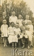 1937, Gobernador Lanusse, Misiones, Argentyna.
Rodzina Sawickich po przyjeździe do Argentyny. Pochodzili z województwa kieleckiego ze wsi Bornia.
Fot. NN, zbiory Heleny Sawicki, reprodukcje cyfrowe w Bibliotece Polskiej im. Ignacego Domeyki w Buenos Aires (Biblioteca Polaca Ignacio Domeyko) i w Ośrodku KARTA w Warszawie 
