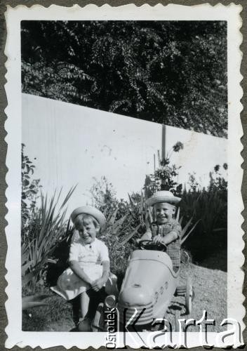 Około 1955, Kilometro 8, Comodoro Rivadavia, prowincja Chubut, Argentyna.
Daniel i Susana Zacharkowie.
Fot. NN, zbiory Adeli Kozlowski i Eugeniusza Zacharko, reprodukcje cyfrowe w Bibliotece Polskiej im. Ignacego Domeyki w Buenos Aires (Biblioteca Polaca Ignacio Domeyko) i w Ośrodku KARTA w Warszawie.


