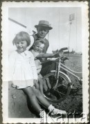 Około 1955, Kilometro 8, Comodoro Rivadavia, Argentyna.
Daniel i Susana Zacharkowie z dziadkiem Michałem Zacharko.
Fot. NN, zbiory Adeli Kozlowski i Eugeniusza Zacharko, reprodukcje cyfrowe w Bibliotece Polskiej im. Ignacego Domeyki w Buenos Aires (Biblioteca Polaca Ignacio Domeyko) i w Ośrodku KARTA w Warszawie.
