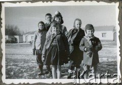 Około 1955, Kilometro 8, Comodoro Rivadavia, prowincja Chubut, Argentyna.
Daniel i Susana Zacharkowie (na pierwszym planie).
Fot. NN, zbiory Adeli Kozlowski i Eugeniusza Zacharko, reprodukcje cyfrowe w Bibliotece Polskiej im. Ignacego Domeyki w Buenos Aires (Biblioteca Polaca Ignacio Domeyko) i w Ośrodku KARTA w Warszawie.

