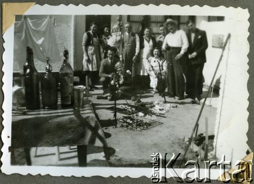 1952, Comodoro Rivadavia, prowincja Chubut, Argentyna.
Asado (argentyńska odmiana grilla) rodziny Zacharków. 
Fot. NN, zbiory Adeli Kozlowski i Eugeniusza Zacharko, reprodukcje cyfrowe w Bibliotece Polskiej im. Ignacego Domeyki w Buenos Aires (Biblioteca Polaca Ignacio Domeyko) i w Ośrodku KARTA w Warszawie.
