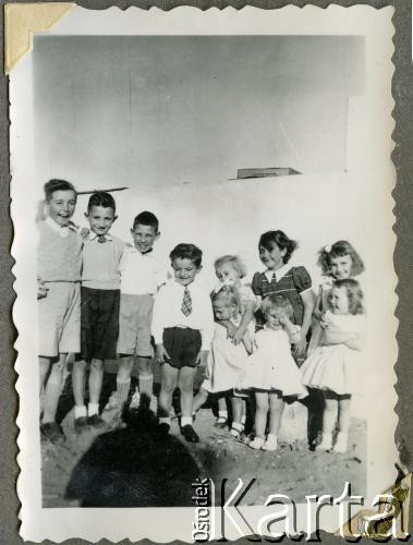 Około 1955, Kilometro 8, Comodoro Rivadavia, prowincja Chubut, Argentyna.
Daniel i Susana Zacharkowie.
Fot. NN, zbiory Adeli Kozlowski i Eugeniusza Zacharko, reprodukcje cyfrowe w Bibliotece Polskiej im. Ignacego Domeyki w Buenos Aires (Biblioteca Polaca Ignacio Domeyko) i w Ośrodku KARTA w Warszawie.
