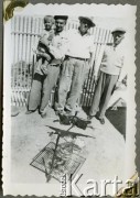 1954, Comodoro Rivadavia, prowincja Chubut, Argentyna.
Asado (argentyńska odmiana grilla) rodziny Zacharków – Jose Roberto Kozłowski z Susaną Zacharko (z lewej), Jose Kozłowski (w środku) i Michał Zacharko.
Fot. NN, zbiory Adeli Kozlowski i Eugeniusza Zacharko, reprodukcje cyfrowe w Bibliotece Polskiej im. Ignacego Domeyki w Buenos Aires (Biblioteca Polaca Ignacio Domeyko) i w Ośrodku KARTA w Warszawie.