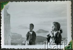 1960, Barlioche, prowincja Rio Negro, Argentyna.
Susana i Daniel Zacharkowie - dzieci polskich emigrantów z Comodoro Rivadavia.
Fot. NN, zbiory Adeli Kozlowski i Eugeniusza Zacharko, reprodukcje cyfrowe w Bibliotece Polskiej im. Ignacego Domeyki w Buenos Aires (Biblioteca Polaca Ignacio Domeyko) i w Ośrodku KARTA w Warszawie.





