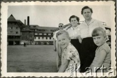 Około 1960, Bariloche, prowincja Rio Negro, Argentyna.
Susana i Daniel Zacharkowie (dzieci), Marcelina Kozłowski, Adela Kozłowski i Jose Kozłowski. 
Fot. NN, zbiory Adeli Kozlowski i Eugeniusza Zacharko, reprodukcje cyfrowe w Bibliotece Polskiej im. Ignacego Domeyki w Buenos Aires (Biblioteca Polaca Ignacio Domeyko) i w Ośrodku KARTA w Warszawie.
