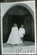 Około 1960, Kilometro 8, Comodoro Rivadavia, prowincja Chubut, Argentyna.
Daniel i Susana Zacharkowie w dniu Pierwszej Komunii Świętej.
Fot. NN, zbiory Adeli Kozlowski i Eugeniusza Zacharko, reprodukcje cyfrowe w Bibliotece Polskiej im. Ignacego Domeyki w Buenos Aires (Biblioteca Polaca Ignacio Domeyko) i w Ośrodku KARTA w Warszawie.
