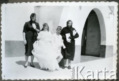Około 1960, Kilometro 8, Comodoro Rivadavia, prowincja Chubut, Argentyna.
Daniel i Susana Zacharkowie z matką Adelą Kozłowski i babcią Anastazją Kozłowski w dniu Pierwszej Komunii Świętej. 
Fot. NN, zbiory Adeli Kozlowski i Eugeniusza Zacharko, reprodukcje cyfrowe w Bibliotece Polskiej im. Ignacego Domeyki w Buenos Aires (Biblioteca Polaca Ignacio Domeyko) i w Ośrodku KARTA w Warszawie.

