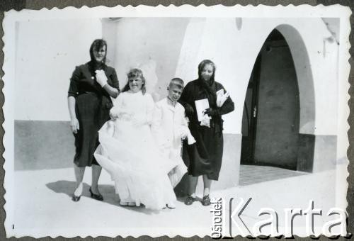 Około 1960, Kilometro 8, Comodoro Rivadavia, prowincja Chubut, Argentyna.
Daniel i Susana Zacharkowie z matką Adelą Kozłowski i babcią Anastazją Kozłowski w dniu Pierwszej Komunii Świętej. 
Fot. NN, zbiory Adeli Kozlowski i Eugeniusza Zacharko, reprodukcje cyfrowe w Bibliotece Polskiej im. Ignacego Domeyki w Buenos Aires (Biblioteca Polaca Ignacio Domeyko) i w Ośrodku KARTA w Warszawie.
