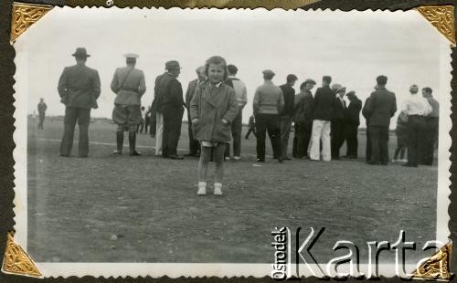 Lata 30., Kilometro 8, Comodoro Rivadavia, prowincja Chubut, Argentyna.
Adela Kozłowski na meczu piłki nożnej.
Fot. NN, zbiory Adeli Kozlowski i Eugeniusza Zacharko, reprodukcje cyfrowe w Bibliotece Polskiej im. Ignacego Domeyki w Buenos Aires (Biblioteca Polaca Ignacio Domeyko) i w Ośrodku KARTA w Warszawie.
