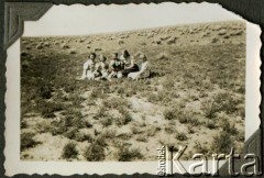 Lata 40., Comodoro Rivadavia, prowincja Chubut, Argentyna.
Adela Kozłowski (druga z lewej) z matką Anastazją Kozłowski (pierwsza z lewej).
Fot. NN, zbiory Adeli Kozlowski i Eugeniusza Zacharko, reprodukcje cyfrowe w Bibliotece Polskiej im. Ignacego Domeyki w Buenos Aires (Biblioteca Polaca Ignacio Domeyko) i w Ośrodku KARTA w Warszawie.
