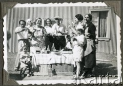 Lata 40., Pampa, Argentyna.
Rodzina Kozłowskich. Stefan Kozłowski (w środku).
Fot. NN, zbiory Adeli Kozlowski i Eugeniusza Zacharko, reprodukcje cyfrowe w Bibliotece Polskiej im. Ignacego Domeyki w Buenos Aires (Biblioteca Polaca Ignacio Domeyko) i w Ośrodku KARTA w Warszawie.
