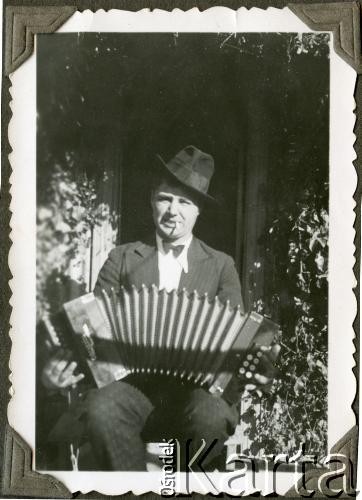 1928-1929, Buenos Aires, Argentyna.
Stefan Kozłowski.
Fot. NN, zbiory Adeli Kozlowski i Eugeniusza Zacharko, reprodukcje cyfrowe w Bibliotece Polskiej im. Ignacego Domeyki w Buenos Aires (Biblioteca Polaca Ignacio Domeyko) i w Ośrodku KARTA w Warszawie.
