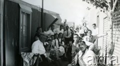 Około 1932, Comodoro Rivadavia, prowincja Chubut, Argentyna.
Uroczystość rodzinna. Jose Kozłowski (z przodu).
Fot. NN, zbiory Adeli Kozlowski i Eugeniusza Zacharko, reprodukcje cyfrowe w Bibliotece Polskiej im. Ignacego Domeyki w Buenos Aires (Biblioteca Polaca Ignacio Domeyko) i w Ośrodku KARTA w Warszawie.

