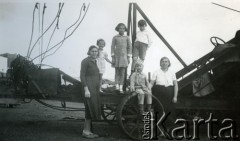 Lata 30., Comodoro Rivadavia, prowincja Chubut, Argentyna.
Rodzina Kozłowskich na wozie naftowym, m.in. Marcelina (z lewej) i Adela.
Fot. NN, zbiory Adeli Kozlowski i Eugeniusza Zacharko, reprodukcje cyfrowe w Bibliotece Polskiej im. Ignacego Domeyki w Buenos Aires (Biblioteca Polaca Ignacio Domeyko) i w Ośrodku KARTA w Warszawie.

