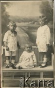 Lata 30., Buenos Aires, Argentyna.
Kuzyni Adeli Kozłowski.
Fot. NN, zbiory Adeli Kozlowski i Eugeniusza Zacharko, reprodukcje cyfrowe w Bibliotece Polskiej im. Ignacego Domeyki w Buenos Aires (Biblioteca Polaca Ignacio Domeyko) i w Ośrodku KARTA w Warszawie.
