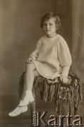 Lata 30., Buenos Aires, Argentyna.
Adela Kozłowski w atelier fotograficznym.
Fot. NN, zbiory Adeli Kozlowski i Eugeniusza Zacharko, reprodukcje cyfrowe w Bibliotece Polskiej im. Ignacego Domeyki w Buenos Aires (Biblioteca Polaca Ignacio Domeyko) i w Ośrodku KARTA w Warszawie.
