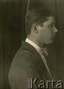 1928-1929, Buenos Aires, Argentyna.
Esteban Kozłowski.
Fot. NN, zbiory Adeli Kozlowski i Eugeniusza Zacharko, reprodukcje cyfrowe w Bibliotece Polskiej im. Ignacego Domeyki w Buenos Aires (Biblioteca Polaca Ignacio Domeyko) i w Ośrodku KARTA w Warszawie.
