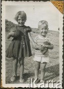 1958, Kilometro 8, Comodoro Rivadavia, prowincja Chubut, Argentyna.
Susana i Daniel Zacharkowie.
Fot. NN, zbiory Adeli Kozlowski i Eugeniusza Zacharko, reprodukcje cyfrowe w Bibliotece Polskiej im. Ignacego Domeyki w Buenos Aires (Biblioteca Polaca Ignacio Domeyko) i w Ośrodku KARTA w Warszawie.
