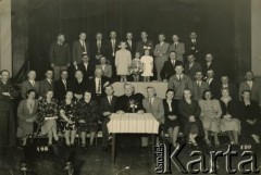 Lata 50., Comodoro Rivadavia, prowincja Chubut, Argentyna.
Związek Polaków w Domu Polskim. 
Fot. NN, zbiory Adeli Kozlowski i Eugeniusza Zacharko, reprodukcje cyfrowe w Bibliotece Polskiej im. Ignacego Domeyki w Buenos Aires (Biblioteca Polaca Ignacio Domeyko) i w Ośrodku KARTA w Warszawie.
