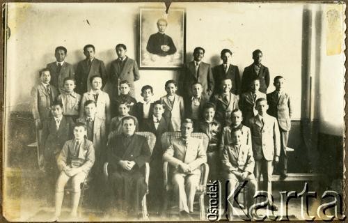 Lata 30., Kilometro 3, Comodoro Rivadavia, prowincja Chubut, Argentyna.
Colegio Salesiano Dean Funes - szkoła Salezjanów.
Fot. NN, zbiory Adeli Kozlowski i Eugeniusza Zacharko, reprodukcje cyfrowe w Bibliotece Polskiej im. Ignacego Domeyki w Buenos Aires (Biblioteca Polaca Ignacio Domeyko) i w Ośrodku KARTA w Warszawie.
