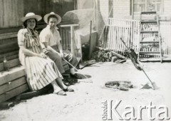 Lata 40., Kilometro 8, Comodoro Rivadavia, prowincja Chubut, Argentyna.
Asado (argentyńska odmiana grilla). Marcelina Kozłowski i szwagier Adeli Kozłowski.
Fot. NN, zbiory Adeli Kozlowski i Eugeniusza Zacharko, reprodukcje cyfrowe w Bibliotece Polskiej im. Ignacego Domeyki w Buenos Aires (Biblioteca Polaca Ignacio Domeyko) i w Ośrodku KARTA w Warszawie.
