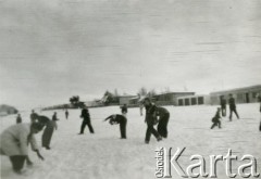 Lata 40., Kilometro 8, Comodoro Rivadavia, prowincja Chubut, Argentyna.
Zabawa na śniegu.
Fot. NN, zbiory Adeli Kozlowski i Eugeniusza Zacharko, reprodukcje cyfrowe w Bibliotece Polskiej im. Ignacego Domeyki w Buenos Aires (Biblioteca Polaca Ignacio Domeyko) i w Ośrodku KARTA w Warszawie.
