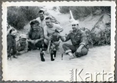 Lata 60., Kilometro 8, Comodoro Rivadavia, prowincja Chubut, Argentyna.
Eugeniusz Zacharko (pierwszy z lewej) z przyjaciółmi.
Fot. NN, zbiory Adeli Kozlowski i Eugeniusza Zacharko, reprodukcje cyfrowe w Bibliotece Polskiej im. Ignacego Domeyki w Buenos Aires (Biblioteca Polaca Ignacio Domeyko) i w Ośrodku KARTA w Warszawie.