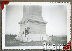 Lata 60., kilometro 8, Comodoro Rivadavia, prowincja Chubut, Argentyna.
Mężczyźni przy latarni morskiej (Faro San Jorge).
Fot. NN, zbiory Adeli Kozlowski i Eugeniusza Zacharko, reprodukcje cyfrowe w Bibliotece Polskiej im. Ignacego Domeyki w Buenos Aires (Biblioteca Polaca Ignacio Domeyko) i w Ośrodku KARTA w Warszawie.
