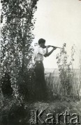 Lata 40., Kilometro 8, Comodoro Rivadavia, prowincja Chubut, Argentyna.
Jose Roberto Kozłowski w czasie polowania na perliczki.
Fot. NN, zbiory Adeli Kozlowski i Eugeniusza Zacharko, reprodukcje cyfrowe w Bibliotece Polskiej im. Ignacego Domeyki w Buenos Aires (Biblioteca Polaca Ignacio Domeyko) i w Ośrodku KARTA w Warszawie.
