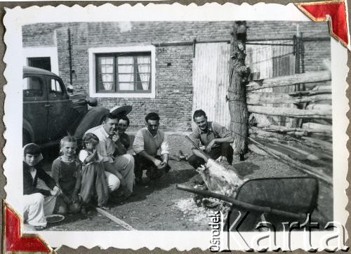 Lata 40., Sarmiento, prowincja Chubut, Argentyna.
Spotkanie rodzinne. Jose Roberto Kozłowski (czwarty z lewej).
Fot. NN, zbiory Adeli Kozlowski i Eugeniusza Zacharko, reprodukcje cyfrowe w Bibliotece Polskiej im. Ignacego Domeyki w Buenos Aires (Biblioteca Polaca Ignacio Domeyko) i w Ośrodku KARTA w Warszawie.
