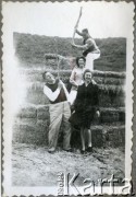Lata 40., Sarmiento, prowincja Chubut, Argentyna.
Eugiusz Zacharko (na górze), Adela Kozłowski, Marcelina Kozłowski i Jose Roberto Kozłowski.
Fot. NN, zbiory Adeli Kozlowski i Eugeniusza Zacharko, reprodukcje cyfrowe w Bibliotece Polskiej im. Ignacego Domeyki w Buenos Aires (Biblioteca Polaca Ignacio Domeyko) i w Ośrodku KARTA w Warszawie.
