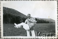 Lata 40., Kilometro 8, Comodoro Rivadavia, prowincja Chubut, Argentyna.
Eugeniusz Zacharko (stoi) z przyjacielem.
Fot. NN, zbiory Adeli Kozlowski i Eugeniusza Zacharko, reprodukcje cyfrowe w Bibliotece Polskiej im. Ignacego Domeyki w Buenos Aires (Biblioteca Polaca Ignacio Domeyko) i w Ośrodku KARTA w Warszawie.

