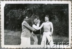 Lata 40., Kilometro 8, Comodoro Rivadavia, prowincja Chubut, Argentyna.
Eugeniusz Zacharko (z prawej), Jose Roberto Kozłowski (w środku) i Amigo.
Fot. NN, zbiory Adeli Kozlowski i Eugeniusza Zacharko, reprodukcje cyfrowe w Bibliotece Polskiej im. Ignacego Domeyki w Buenos Aires (Biblioteca Polaca Ignacio Domeyko) i w Ośrodku KARTA w Warszawie.
