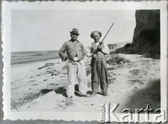 Lata 40., Comodoro Rivadavia, prowincja Chubut, Argentyna.
Michał Zacharko (z prawej) i Jose Roberto Kozłowski.
Fot. NN, zbiory Adeli Kozlowski i Eugeniusza Zacharko, reprodukcje cyfrowe w Bibliotece Polskiej im. Ignacego Domeyki w Buenos Aires (Biblioteca Polaca Ignacio Domeyko) i w Ośrodku KARTA w Warszawie.
