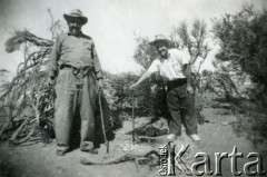 Lata 40., Comodoro Rivadavia, prowincja Chubut, Argentyna.
Michał Zacharko (z prawej) i Jose Roberto Kozłowski.
Fot. NN, zbiory Adeli Kozlowski i Eugeniusza Zacharko, reprodukcje cyfrowe w Bibliotece Polskiej im. Ignacego Domeyki w Buenos Aires (Biblioteca Polaca Ignacio Domeyko) i w Ośrodku KARTA w Warszawie.
