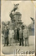 1948-1949, Mendoza, prowincja Mendoza, Argentyna.
Podróż poślubna Adeli Kozlowski i Eugeniusza Zacharko. W tle pomnik generała José de San Martín na placu jego imienia. 
Fot. NN, zbiory Adeli Kozlowski i Eugeniusza Zacharko, reprodukcje cyfrowe w Bibliotece Polskiej im. Ignacego Domeyki w Buenos Aires (Biblioteca Polaca Ignacio Domeyko) i w Ośrodku KARTA w Warszawie.
