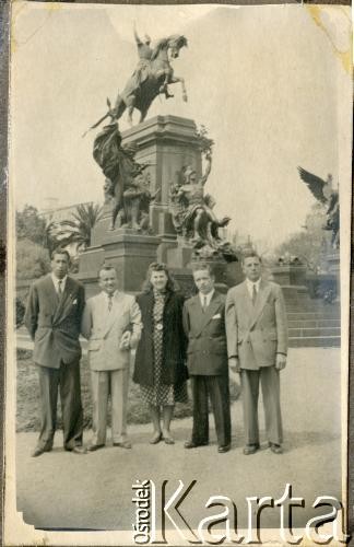 1948-1949, Mendoza, prowincja Mendoza, Argentyna.
Podróż poślubna Adeli Kozlowski i Eugeniusza Zacharko. W tle pomnik generała José de San Martín na placu jego imienia. 
Fot. NN, zbiory Adeli Kozlowski i Eugeniusza Zacharko, reprodukcje cyfrowe w Bibliotece Polskiej im. Ignacego Domeyki w Buenos Aires (Biblioteca Polaca Ignacio Domeyko) i w Ośrodku KARTA w Warszawie.
