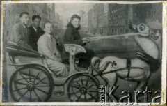 1948-1949, Buenos Aires, Argentyna.
Adela Kozłowski i Eugeniusz Zacharko (z przodu) ze znajomymi.
Fot. NN, zbiory Adeli Kozlowski i Eugeniusza Zacharko, reprodukcje cyfrowe w Bibliotece Polskiej im. Ignacego Domeyki w Buenos Aires (Biblioteca Polaca Ignacio Domeyko) i w Ośrodku KARTA w Warszawie.
