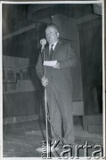 Lata 50., Kilometro 8, Comodoro Rivadavia, prowincja Chubut, Argentyna.
Eugeniusz Zacharko śpiewa.
Fot. NN, zbiory Adeli Kozlowski i Eugeniusza Zacharko, reprodukcje cyfrowe w Bibliotece Polskiej im. Ignacego Domeyki w Buenos Aires (Biblioteca Polaca Ignacio Domeyko) i w Ośrodku KARTA w Warszawie.

