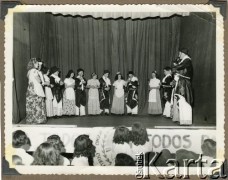 1946-1947, Kilometro 8, Comodoro Rivadavia, prowincja Chubut, Argentyna.
Występ artystyczny.
Fot. NN, zbiory Adeli Kozlowski i Eugeniusza Zacharko, reprodukcje cyfrowe w Bibliotece Polskiej im. Ignacego Domeyki w Buenos Aires (Biblioteca Polaca Ignacio Domeyko) i w Ośrodku KARTA w Warszawie.
