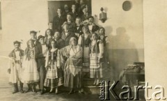 1920-1922, Buenos Aires, Argentyna.
Zespół teatralny. Jan Samoluta (z wąsami).
Fot. NN, zbiory Ireny Milek, reprodukcje cyfrowe w Bibliotece Polskiej im. Ignacego Domeyki w Buenos Aires (Biblioteca Polaca Ignacio Domeyko) i w Ośrodku KARTA w Warszawie.